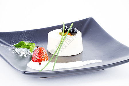 香草慕斯甜点 在黑白盘上加红莓奶油平方暗示食物薄荷冰糖盘子雪花树叶痕迹背景图片