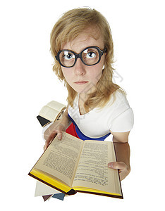 戴旧重眼镜的女孩阅读书籍图片