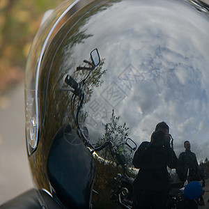 摩托车头盔的天空反射图片