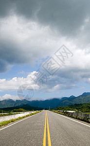 在路上的云彩天空场地风景土地蓝色运输交通风暴草地路线图片