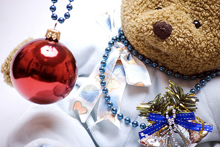柔软的熊与圣诞舞会玻璃工作室喜悦艺术蓝色钟声假期珠子花环新年图片