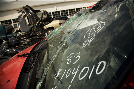 破碎的自动挡风玻璃水器垃圾场挡风玻璃凹痕车辆破坏汽车粉碎玻璃事故图片