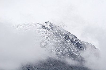 山顶灰色白色薄雾图片