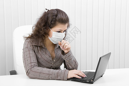 戴笔记本电脑医疗面具的年轻妇女温度女士疼痛互联网疾病黑发女孩训练传染性商业图片
