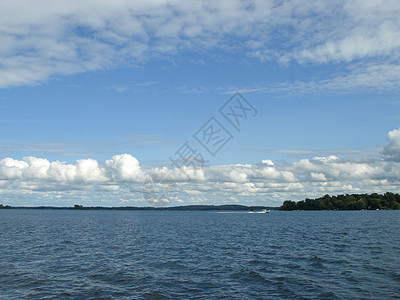 蓝天空和湖泊漂浮访客孤独植被反射房屋旅行美丽岛屿游客图片