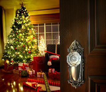 进入圣诞客厅的门打开图片