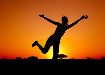 跳跃日落快乐情感天空女士青年背光喜悦幸福女性图片