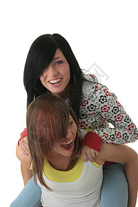 两个时尚少女的演播室拍摄乐趣青少年女孩朋友们姐妹白色黑发幸福友谊美丽图片