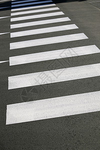 人行横行灰色街道沥青白色穿越斑马黑色图片