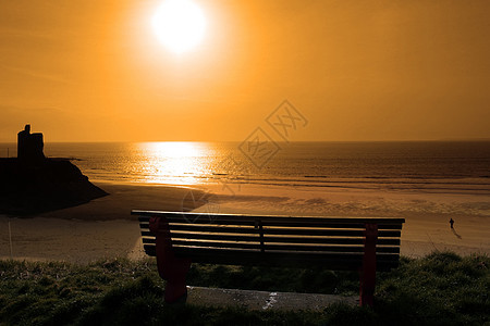 长着金色的夕阳日落城堡射线海洋风景戏剧性日出天空海滩跑步图片