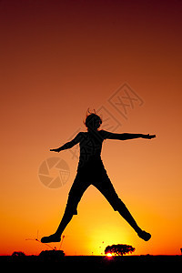 跳跃快乐女士生活天空海滩青年日落女性背光幸福图片