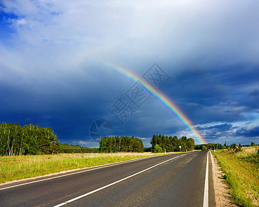 通向彩虹的道路旅行太阳阳光场景愿望车道运输驾驶天气风暴图片