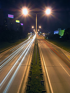 夜里漫漫速度夜景运动尾灯线条辉光天空小径街道照明图片