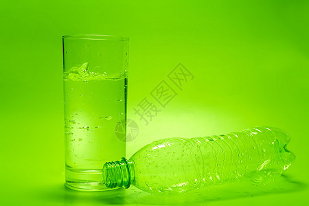 杯水饮食波纹生活跑步饮料玻璃海浪口渴塑料气泡图片