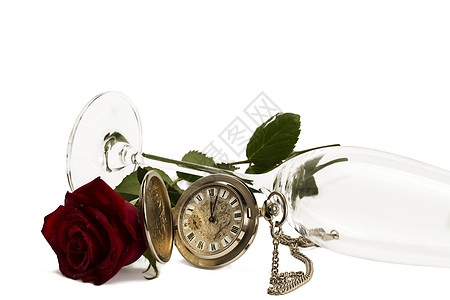古老的口袋手表 红湿玫瑰 在躺着的香槟杯下图片