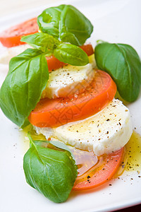 番茄和马扎里拉的切片蔬菜食物胡椒小吃午餐香料营养饮食沙拉盘子图片