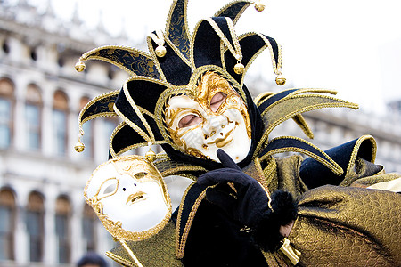 一个在威尼斯嘉年华会戴面罩的小丑图片