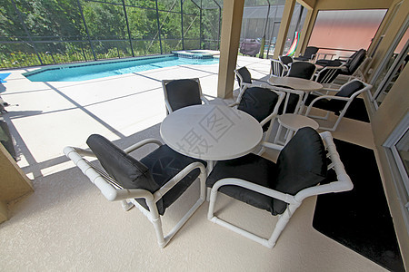 拉奈 普尔和斯帕闲暇娱乐桌子游泳池运动露台房子蓝色躺椅椅子图片