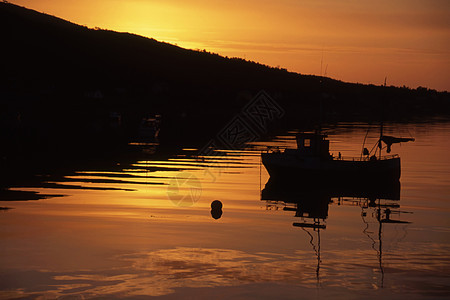 日落/日出时的渔船图片