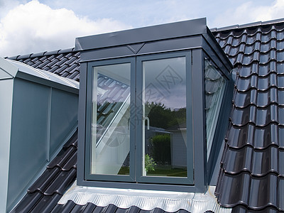 现代垂直屋顶窗口窗户木头阁楼黑色框架房子玻璃家园瓷砖防风雨图片