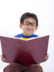 带着书的年轻小男孩快乐图片