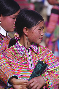 鲜花苗少女种族多样性珍珠珠宝山地民族民间部落珠子风俗图片