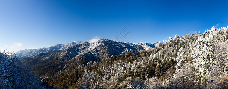 白雪中的山 烟雾中的雪山脉场景乡村蓝色阳光天空公园山峰树木天气图片