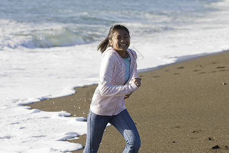 少年少女海滩的亚洲少女青少年乐趣闲暇笑声女性海洋享受少年女士喜悦背景