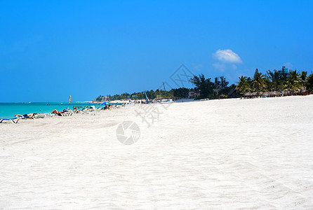 桑迪海滩 人们享受夏天旅行孩子们家庭日光浴游泳天空海洋场景假期阳光背景图片