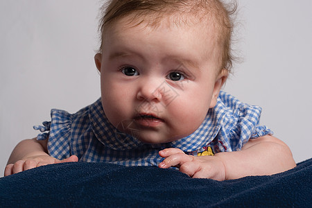 5个月婴儿耳朵皮肤孩子们眼睛嘴唇家庭孩子女孩手臂鼻子图片