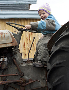 拖拉机上的儿童男生孩子车轮农业齿轮微笑戏剧机械女孩农民图片