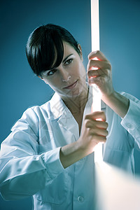 线条棒背景女性中年人制造业彩色荧光棒霓虹灯技术员棕色摄影图片