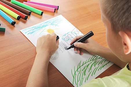 儿童在纸上画绿草和阳光图片