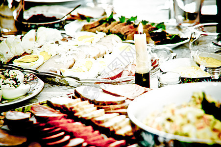 节庆表庆典桌子花朵杯子沙拉丝带装饰品食物环境蔬菜图片