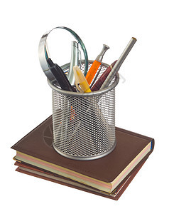 有篮子的钢笔和铅笔补给品放大镜办公室桌子容量商业学校工具镜片玻璃背景图片