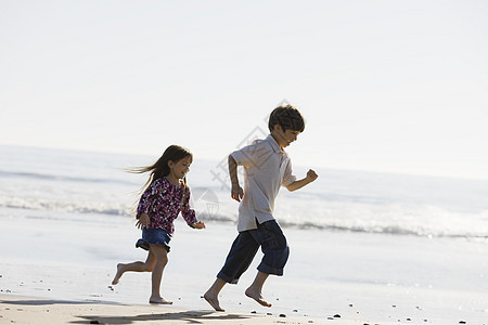 儿童在海滩上奔跑幸福青少年享受兄弟运动女孩跑步活力海岸男生图片