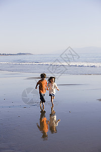 儿童在海滩上奔跑海洋男生闲暇女孩乐趣姐姐微笑少年享受童年图片
