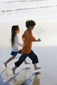 儿童在海滩上奔跑幸福跑步自由兄弟快乐孩子海洋乐趣青年青少年图片