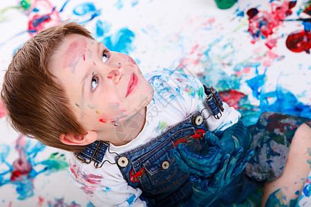 男孩绘画白色画家刷子手指童年想像力幼儿园男性教育创造力图片
