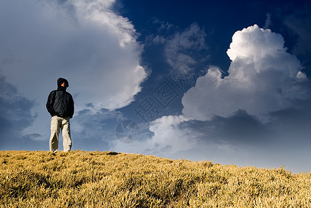 一个人站在山上图片