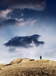 一个男人男性爬坡孤独旅游草原顶峰戏剧性风景环境蓝色图片