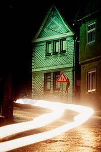 晚上 在Germay的Turingia村运动建筑曲线驾驶反射城市街道鹅卵石路标运输图片