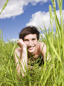 微笑的女人 躺卧在草地上图片