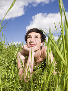 女人躺在草地上休闲微笑成人快乐生活方式场地女孩活力活动风光图片