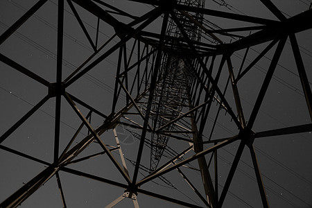 晚上塔和传输线黑色的系统高清图片