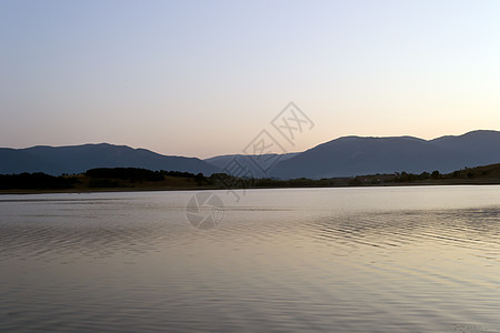 上午湖日出阴影橙子波浪森林蓝色天空黄色反射图片