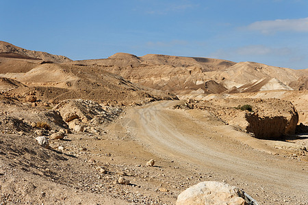 岩石沙漠中的道路农村石头蓝色游客自然丘陵山脉沙丘踪迹地平线图片
