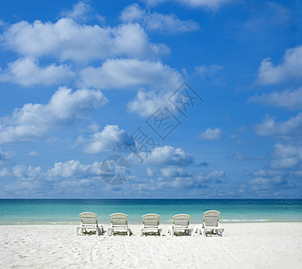 沙滩上有椅子图片