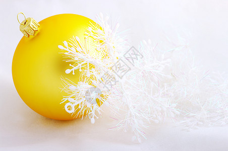 圣诞节白雪花 有圣诞黄球图片