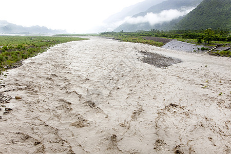 暴雨后河水泛滥图片